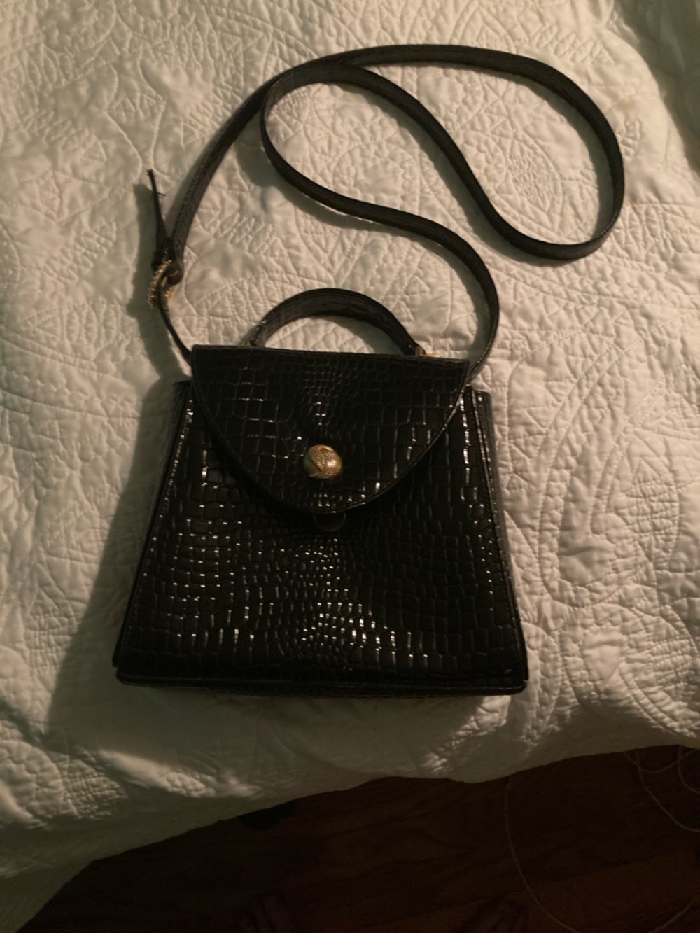 Monet cross bag for formal events, croc styled patent leather look
“Gorgeous “